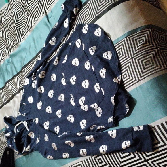 Blue cove, silver skull. "No Boundaries" sweater. - Picture 2 of 3